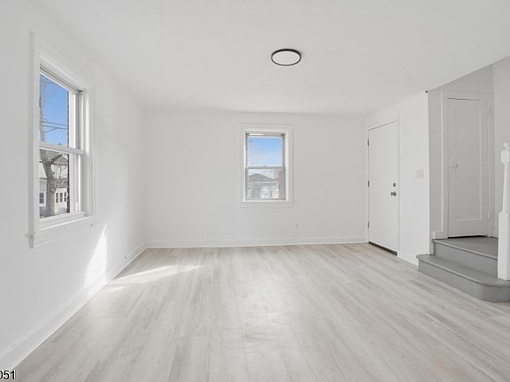 4th image of 1570 Clinton Pl