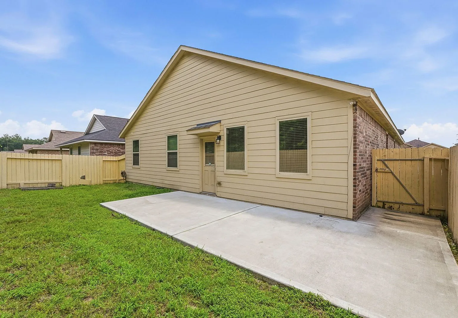 4 bed, 2.0 bath, 2084 sqft, $1,875 — Photo 1