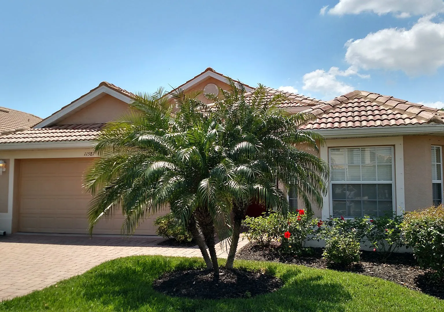 Seasonal 3-Bedroom 2-Bath, Single Family Home with a 2 Car Garage located in Stoneybrook! — Photo 1