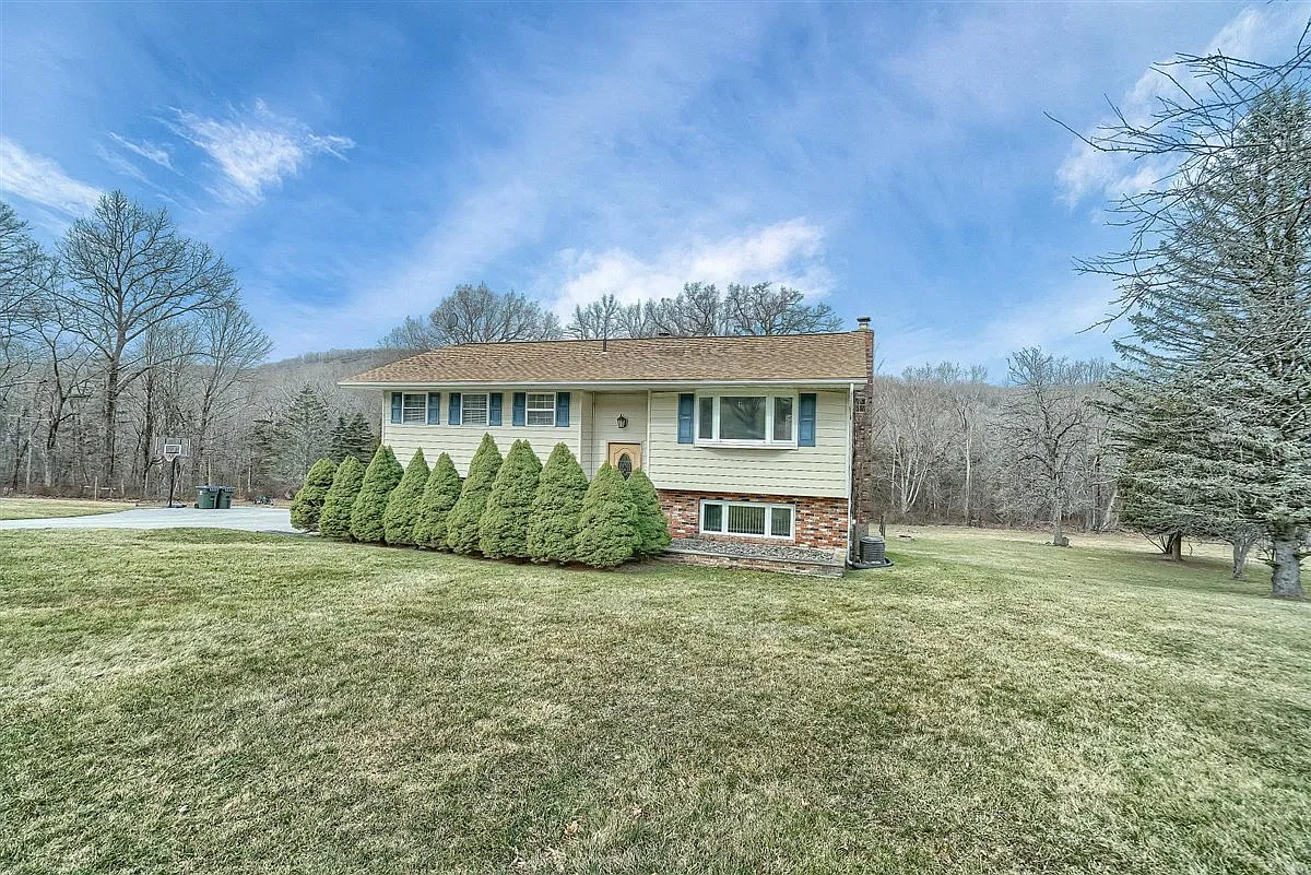 3 bed, 1584 sqft, $3,100 — Photo 3
