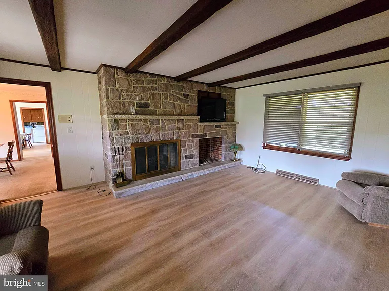 135 Hancock Ln — Photo 5