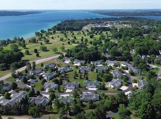 305 Golfview Ln, Elk Rapids, MI