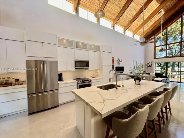 8961 SW 6th Ct, Plantation, FL 33324