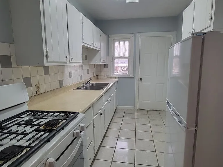 2406 Jackson St — Photo 3