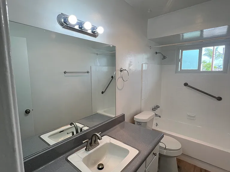 2611 E. Broadway — Photo 20