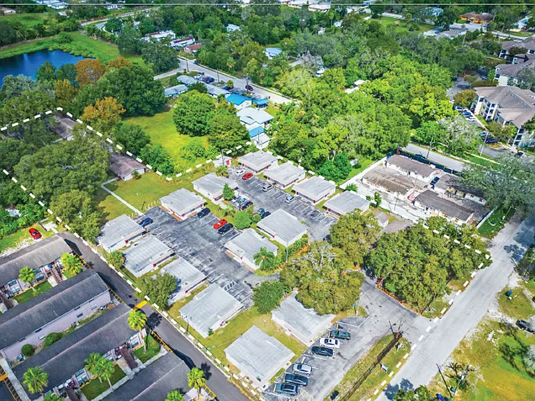 Lexington Court Community — Photo 4