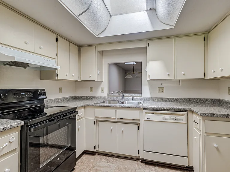 205 N Trout Ave — Photo 5