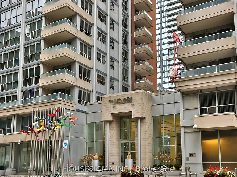 270 Wellington St W #222 — Photo 2