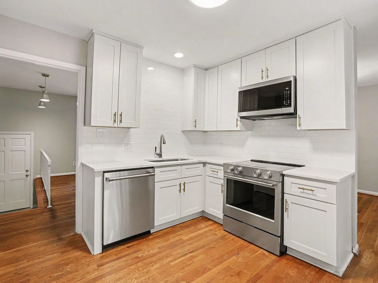 3 bed, 2.0 bath, 1846 sqft, $3,200 — Photo 2