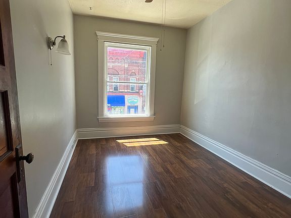4th image of 2515 Peach St #2
