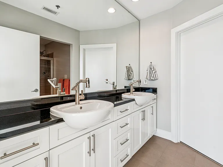 333 W Trade St #22 — Photo 14