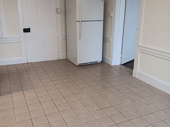 Larger kitchen, with enough room for a table