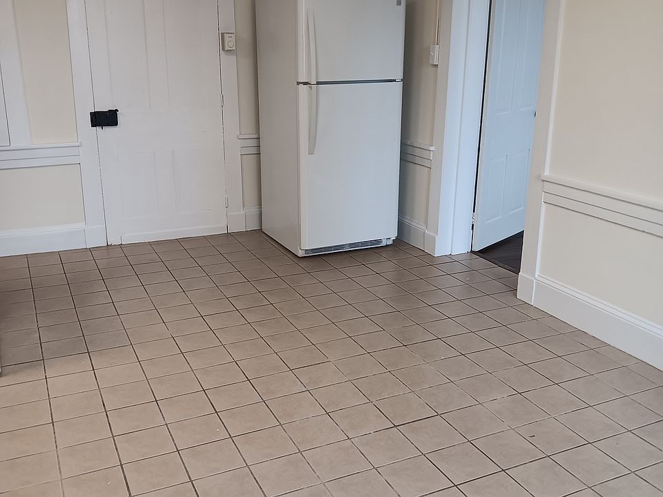 Larger kitchen, with enough room for a table