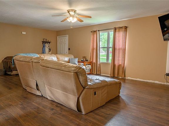 4th image of 6194 Glenn Oak Ct