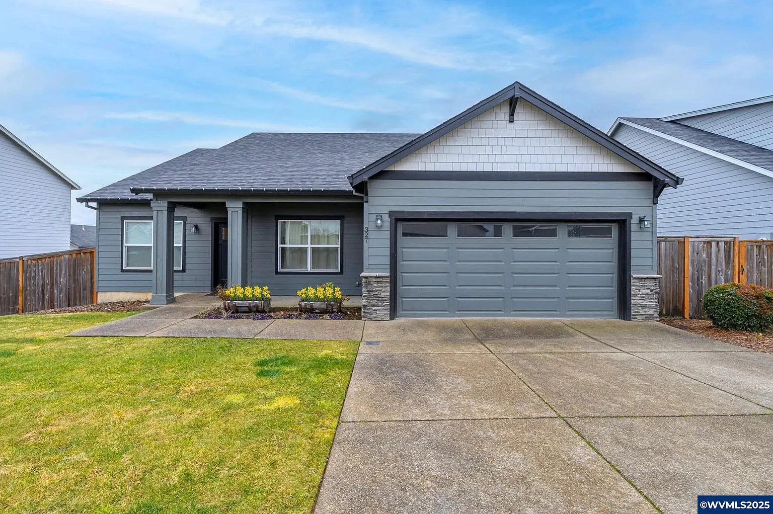 327 SW Mount Saint Helens St photo 1