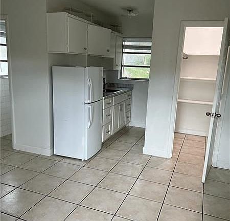 3rd image of 935 NE 33rd St