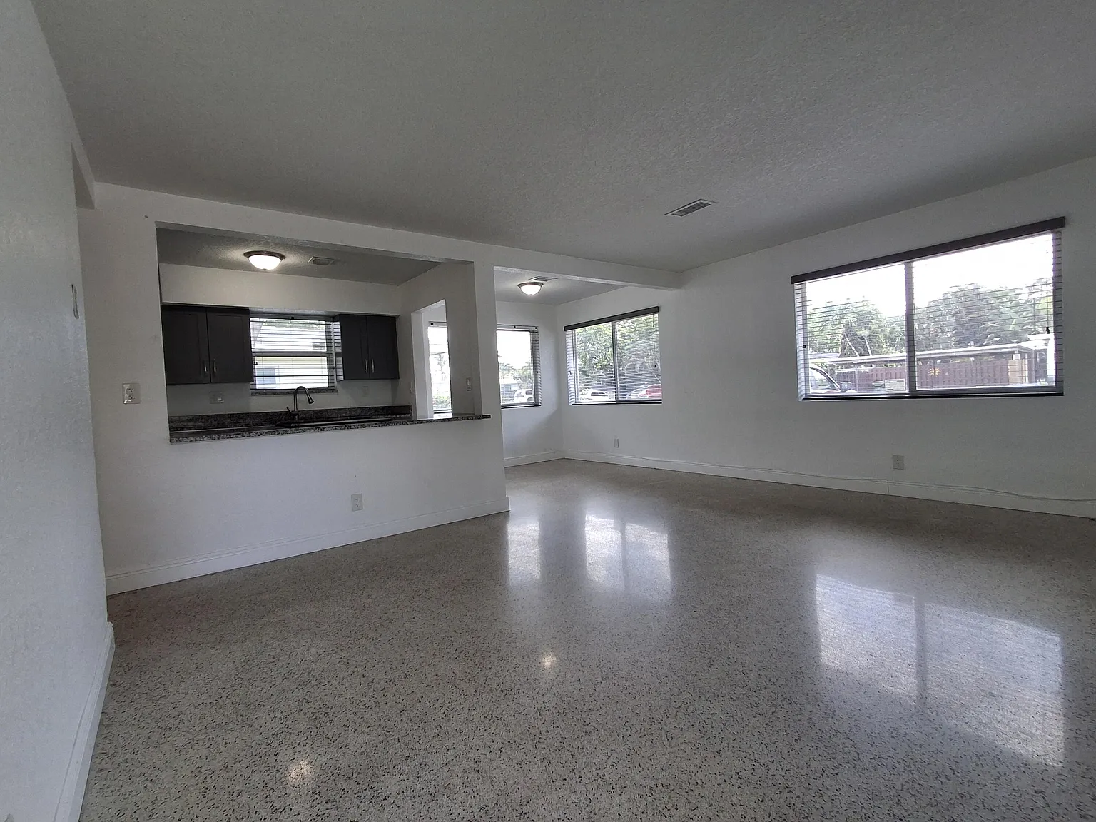 3 bed, 2.0 bath, 1200 sqft, $3,000 — Photo 3