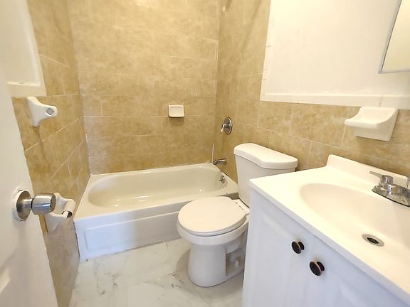 5th image of 903 Glenmore Ave APT 2