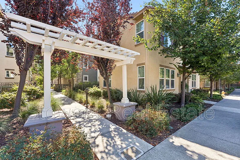 4 bed, 4.0 bath, 1876 sqft, $4,995 — Photo 3