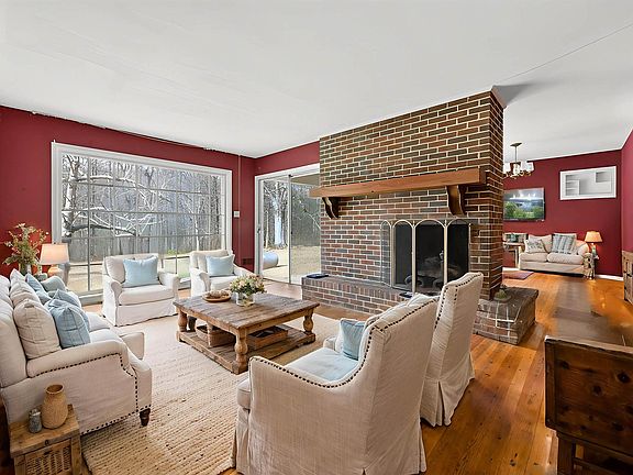 3rd image of 301 Gladden Ln W