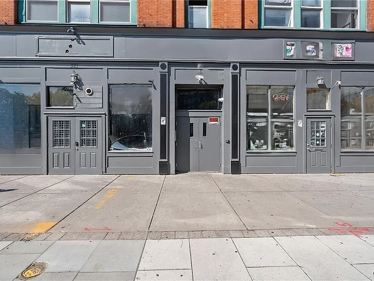 319-25 N Salina St — Photo 1