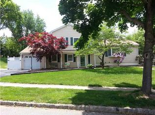 208 Powder Horn Dr, Phillipsburg, NJ 08865