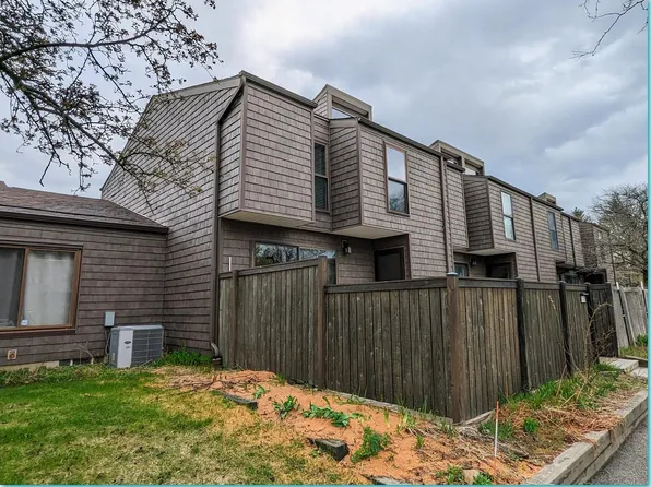 9240 N 70th St #3, Milwaukee, WI 53223