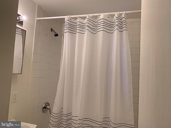 5th image of 330 S Juniper St #2D