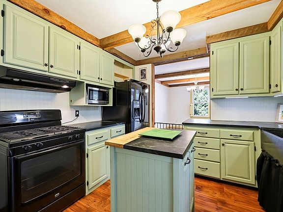 3rd image of 115 Poplar St