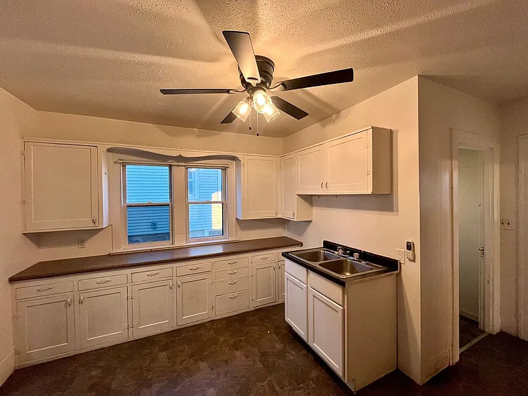 713 Augusta Ave — Photo 3
