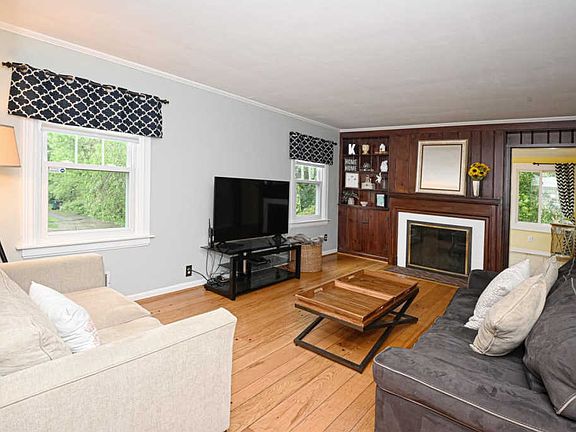 3rd image of 6201 Fairhurst Ave