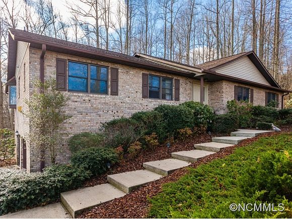 1st image of 708 Victory Ln