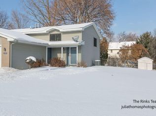 137 Highland View Ct NE, Rockford, MI