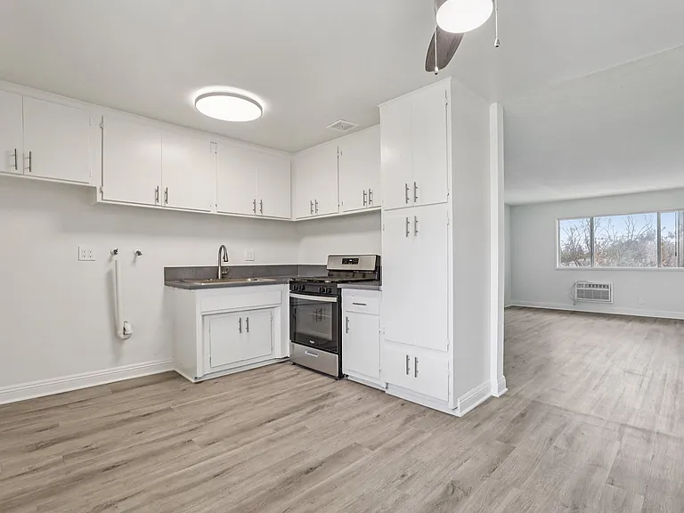 Mavis Plaza Apartments — Photo 5