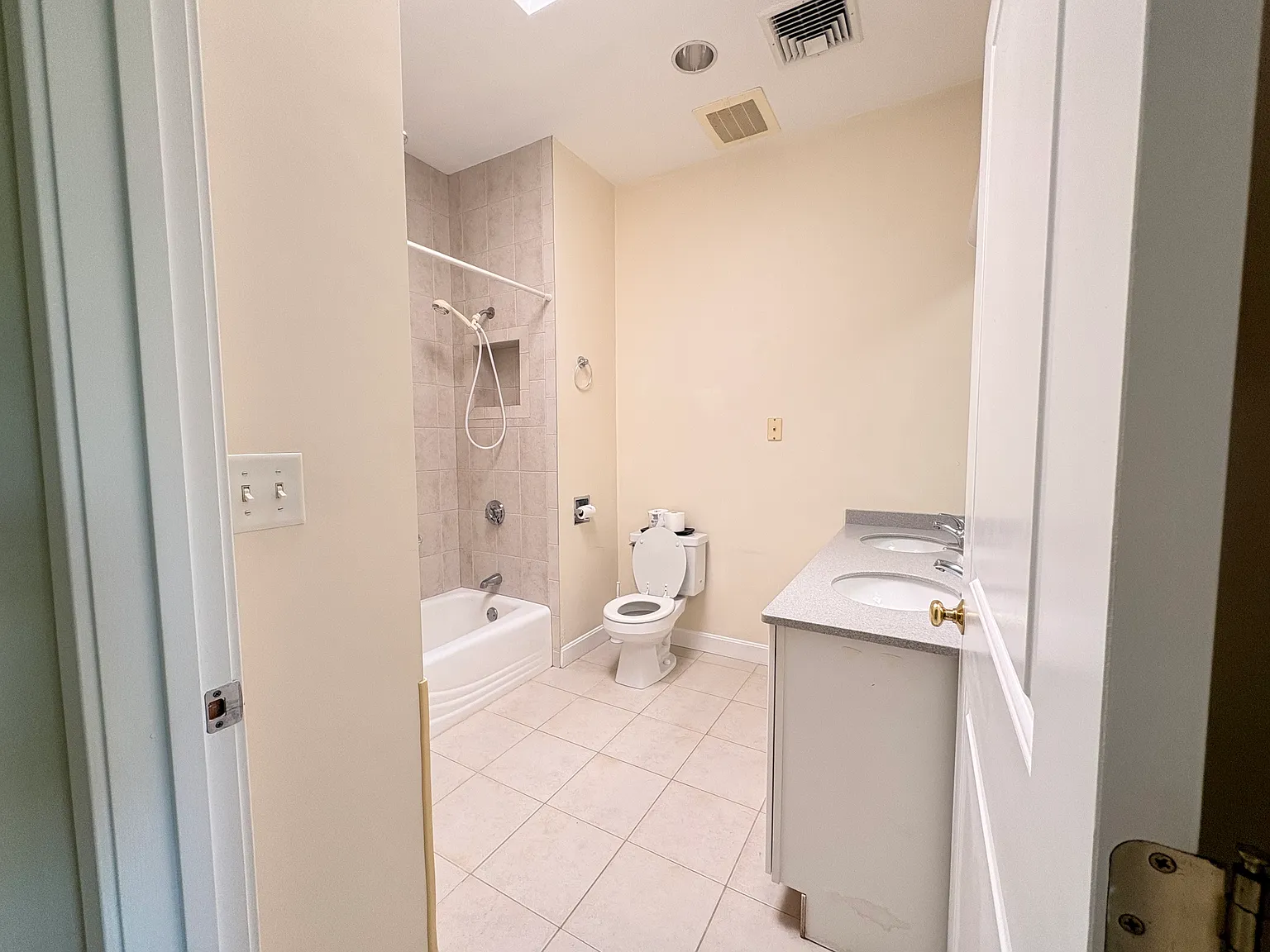 2 bed, 1202 sqft, $4,600 — Photo 4