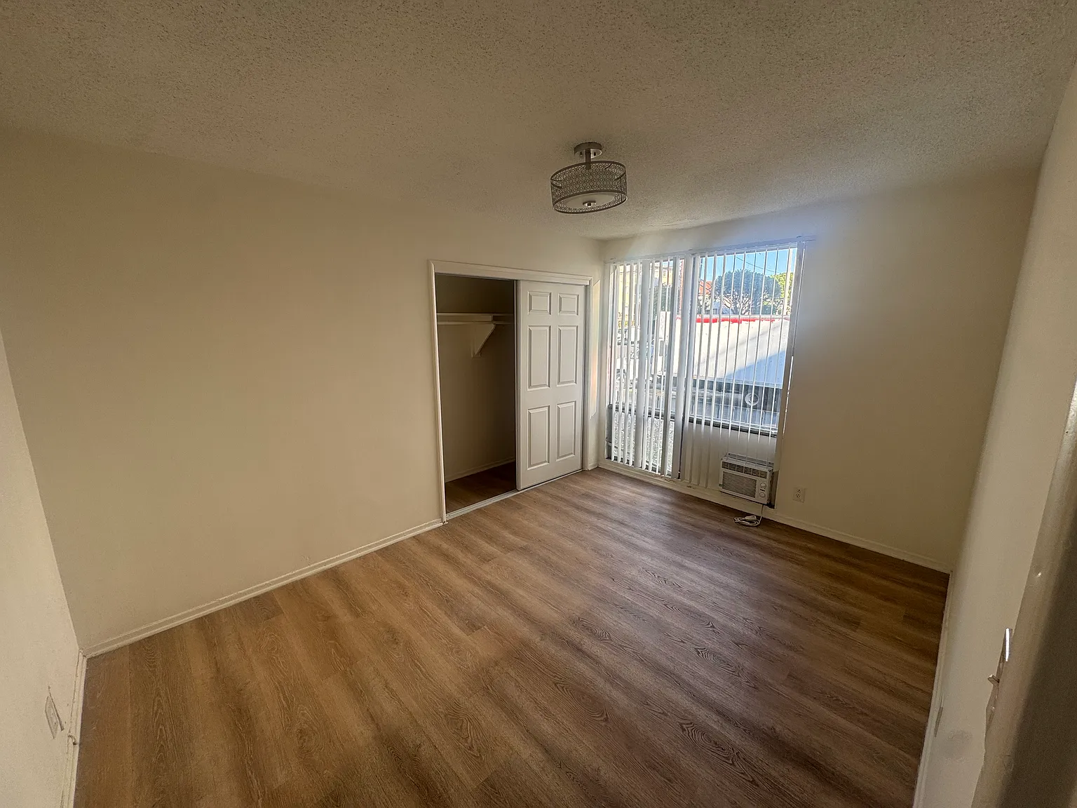2 bed, 950 sqft, $2,300 — Photo 4