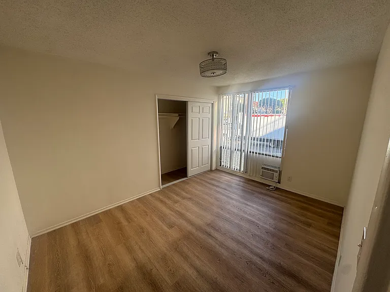 500 S Oxford Ave #1 — Photo 4