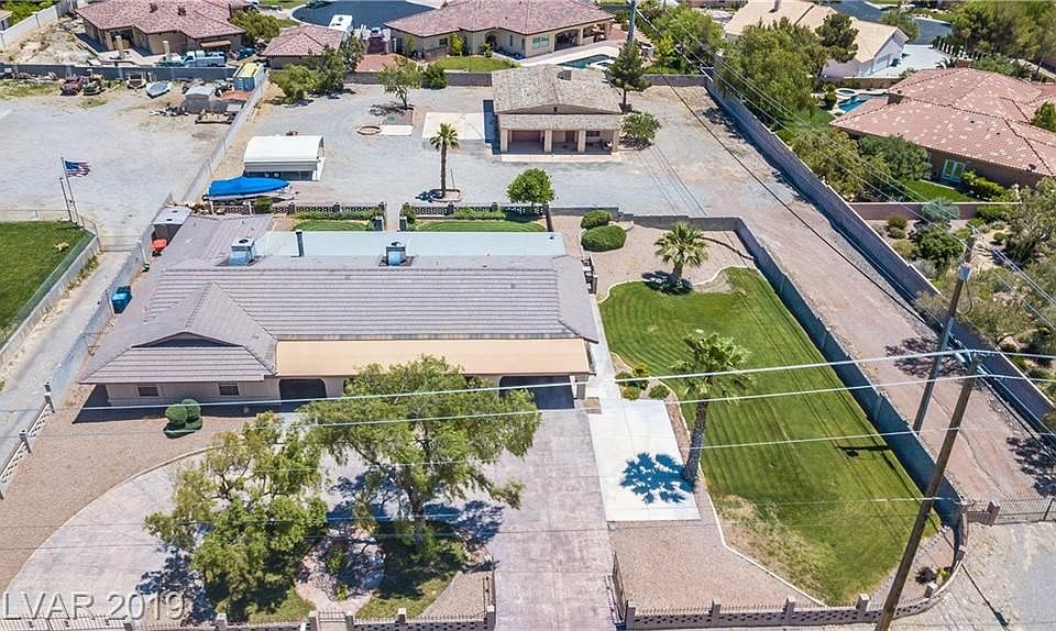 1+ Acre Horse Property, with Separate 1200sqft Garage/Workshop.