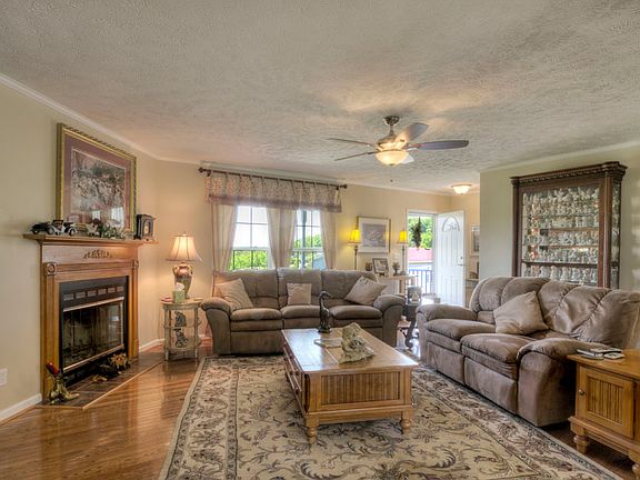 3rd image of 900 Lake Dr