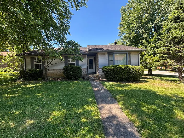 392 Pasadena Dr — Photo 1