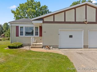 1060 Village Ln, Jenison, MI 49428