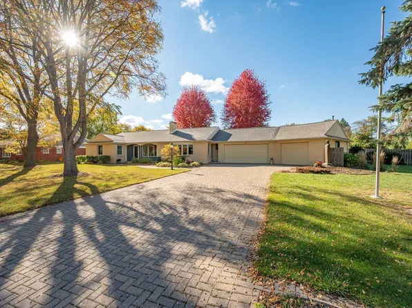 539 Arrowhead Dr, Green Bay, WI 54301