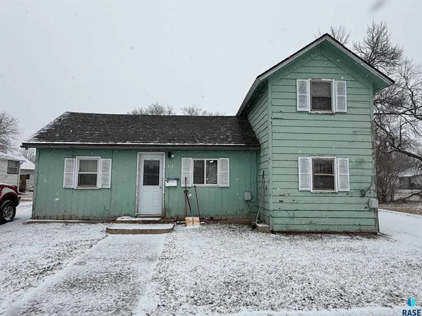 412 SW 2nd St, Madison, SD 57042