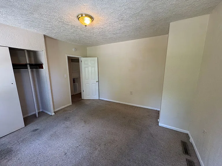 215 Spencer Ave — Photo 16