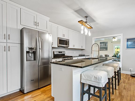 4th image of 15823 Croswell St