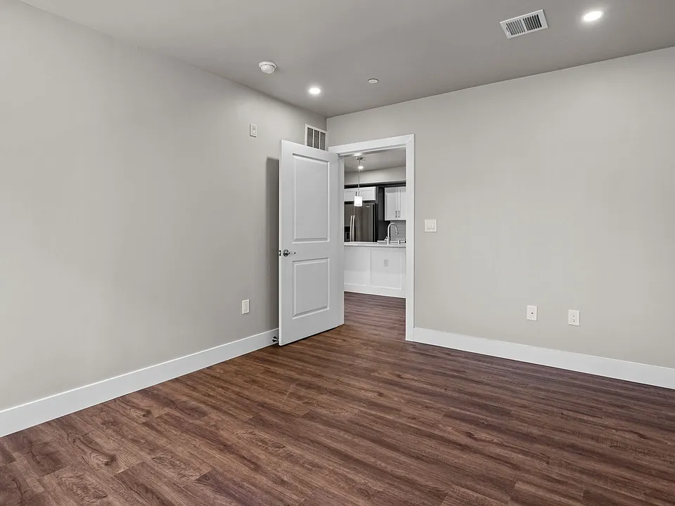 77 E Pastorius St #4