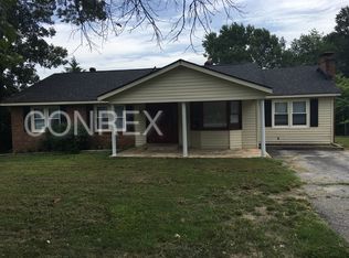 1904 E Lee Rd, Taylors, SC 29687