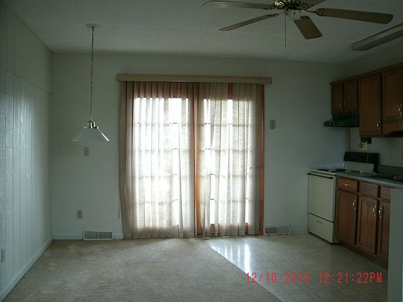 Open floor living room & kitchen
