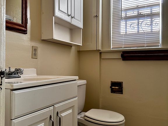 5th image of 2752 E 1st St #11276065