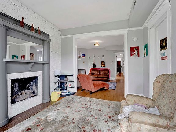 2nd image of 3828 N Kenmore Ave Unit 3
